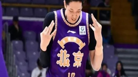 老鹰连胜势头强劲，杨揽下高分篮板助力，破鹈鹕9败之局；绿军强势击败热火